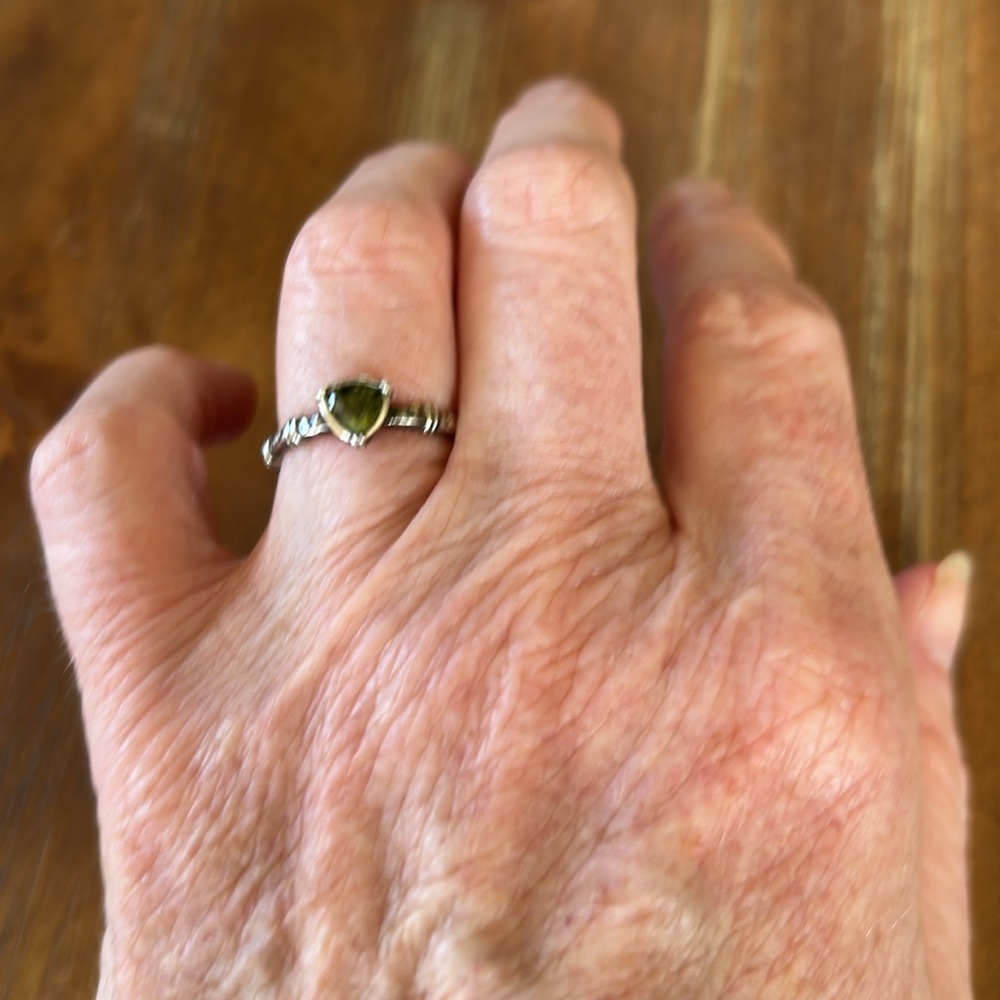 Sterling Silver Ring with Green Gemstone - Picture 4 of 4